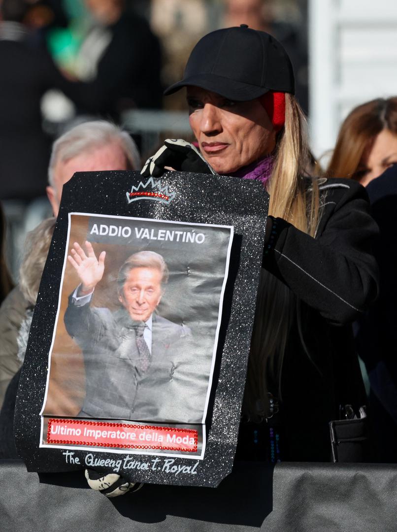 Garavani, osnivač modne kuće Valentino, bio je autor prepoznatljivog estetskog potpisa koji je desetljećima simbolizirao eleganciju, luksuz i bezvremenski stil. 