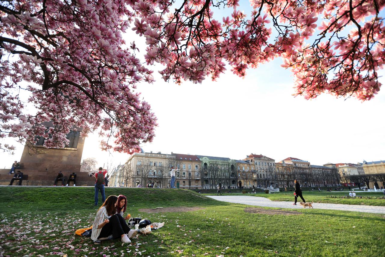 Zagreb: Građani uživali na suncu na Tomislavcu