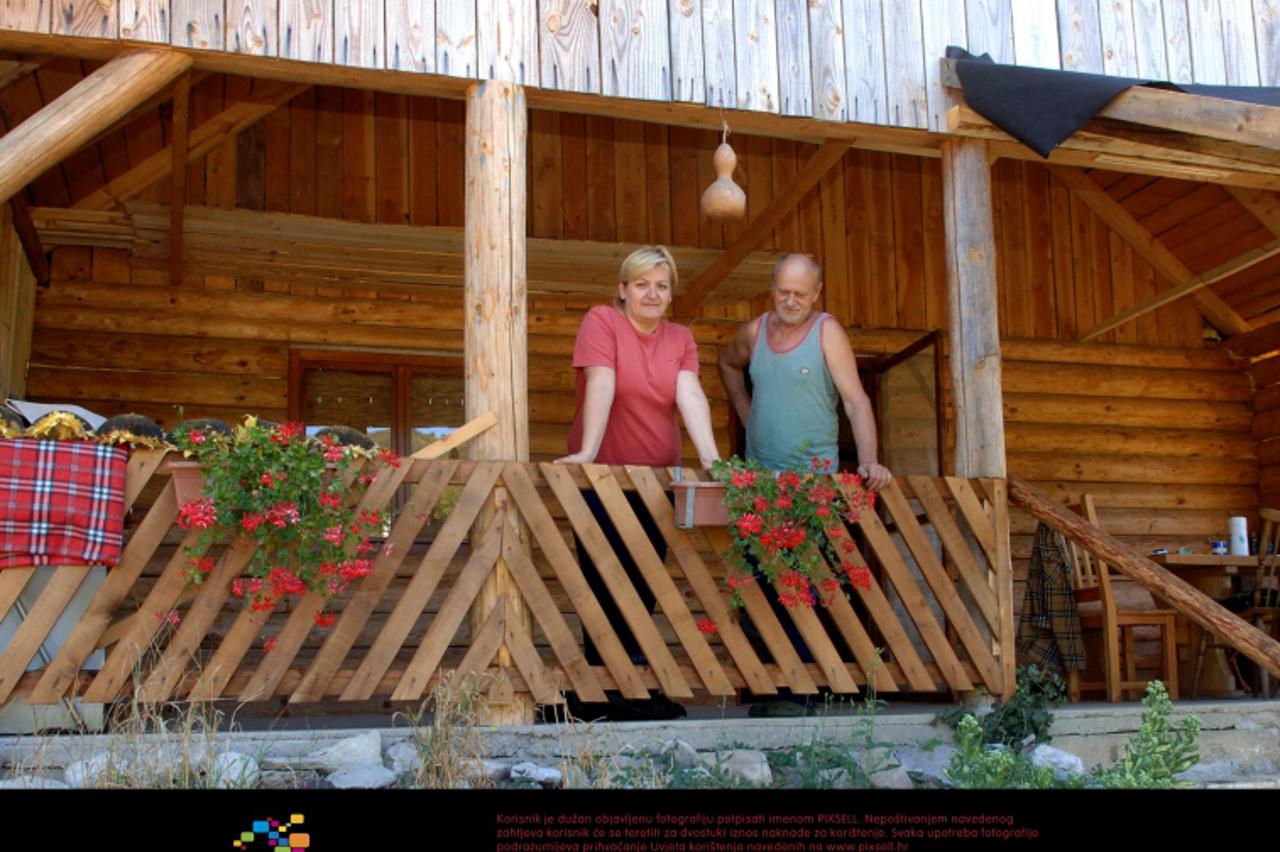 '30.08.2012., Lestat - Marija i Zdravko Kabic jedini su stanovnici u Lestatu. Na Zdravkovoj djedovini su napravili drvenu brvnaru i zive u osami daleko od svakodnevnice. Photo: Dusan Mirkovic/PIXSELL'