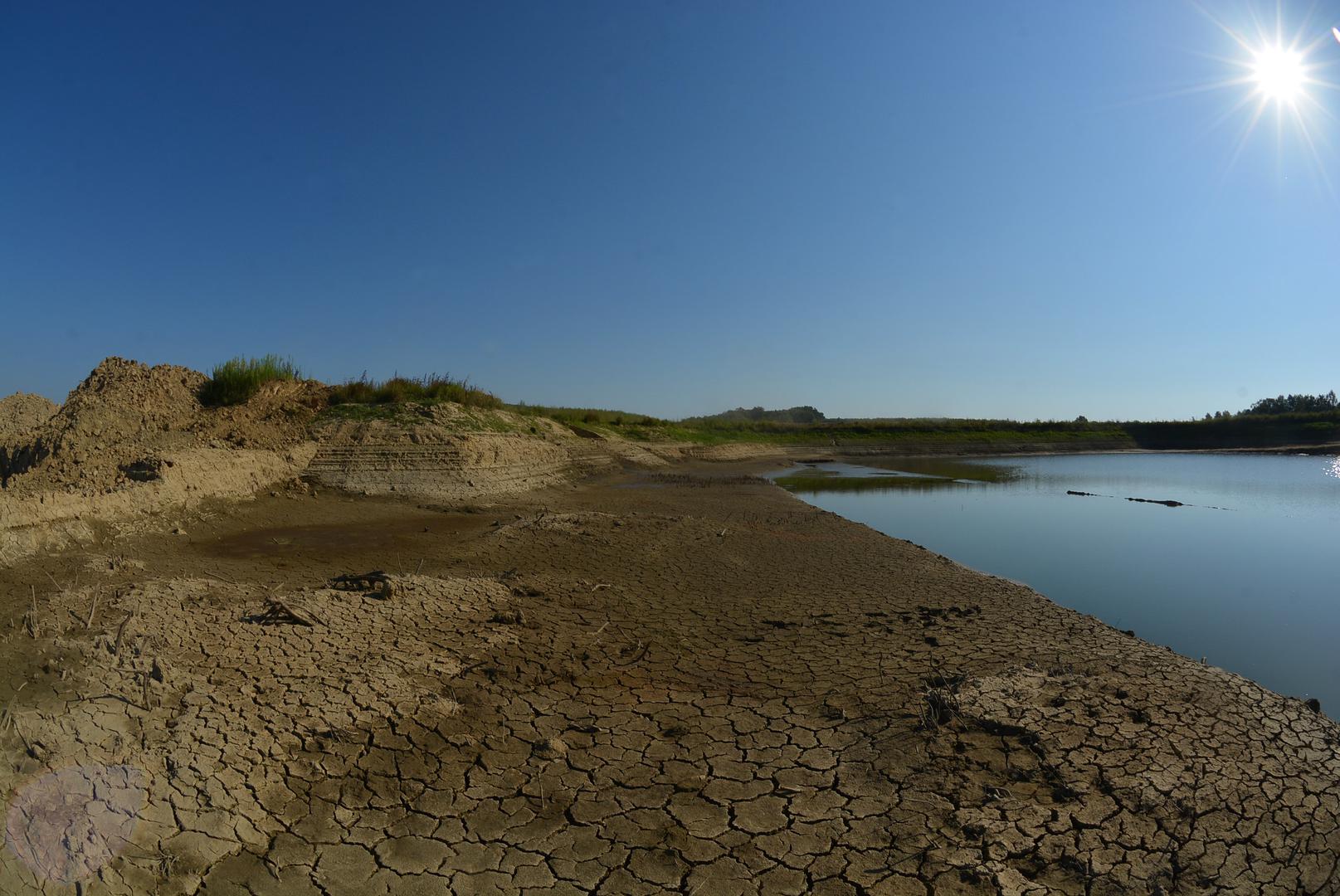 Oko jezera nalaze se velik poljoprivredne površine koje zbog vrućina vape za navodnjavanjem.