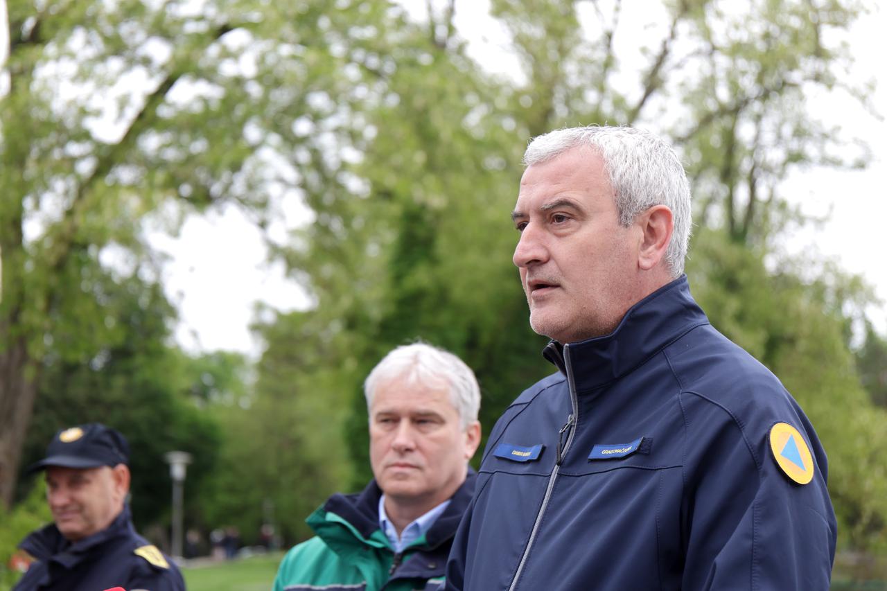 Karlovac: Andrej Plenković dao je izjavu medijima nakon radnog sastanka s lokalnom zajednicom i nadležnim službama