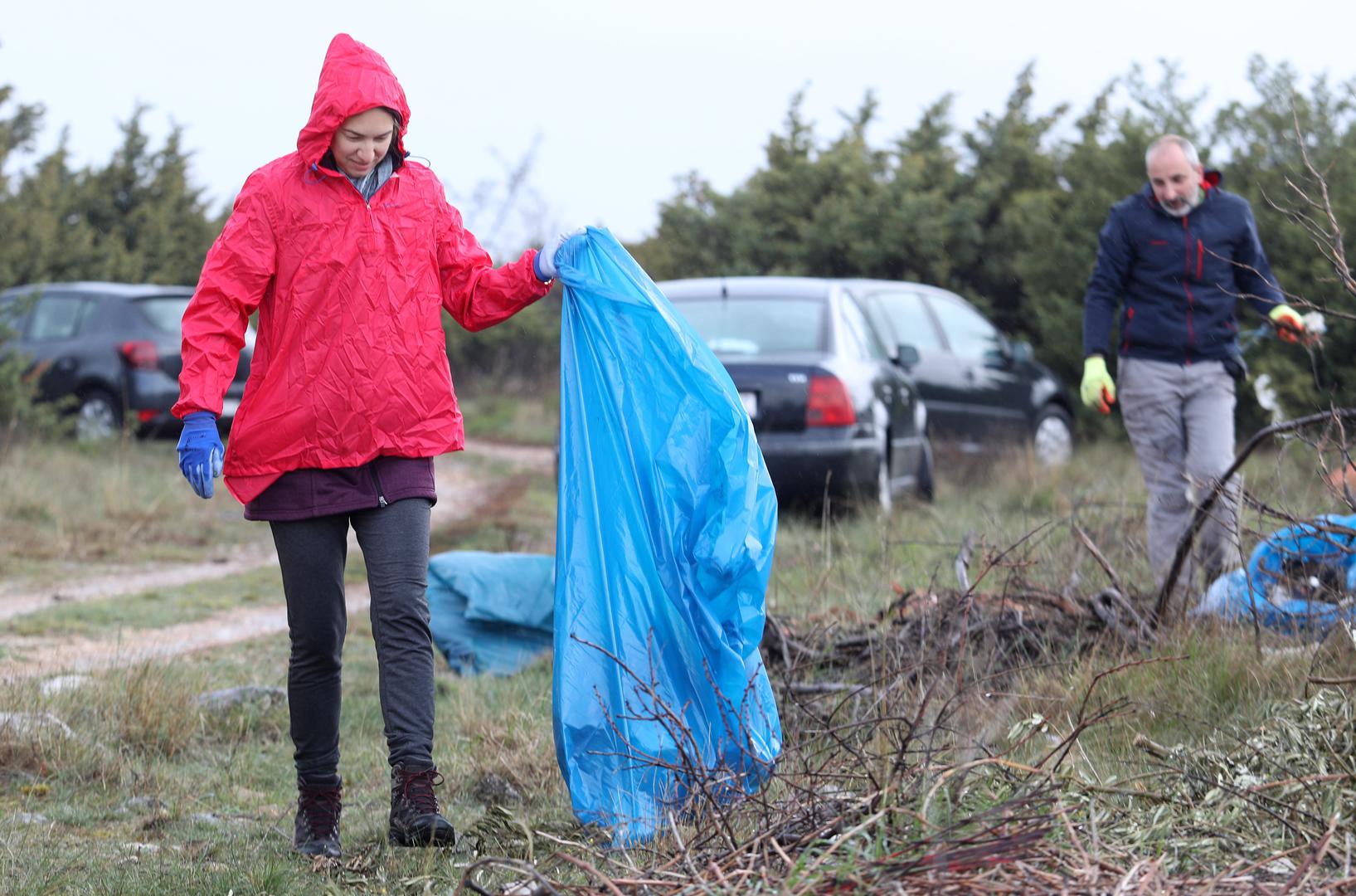 22.04.2022.,Razvodje - Na lokaciji Vrtlina kod Razvodja po jugu i kisi odrzala se Vecernjakova akcija ciscenja u sklopu projekta "Rezolucija Zemlja".  Photo: Dusko Jaramaz/PIXSELL