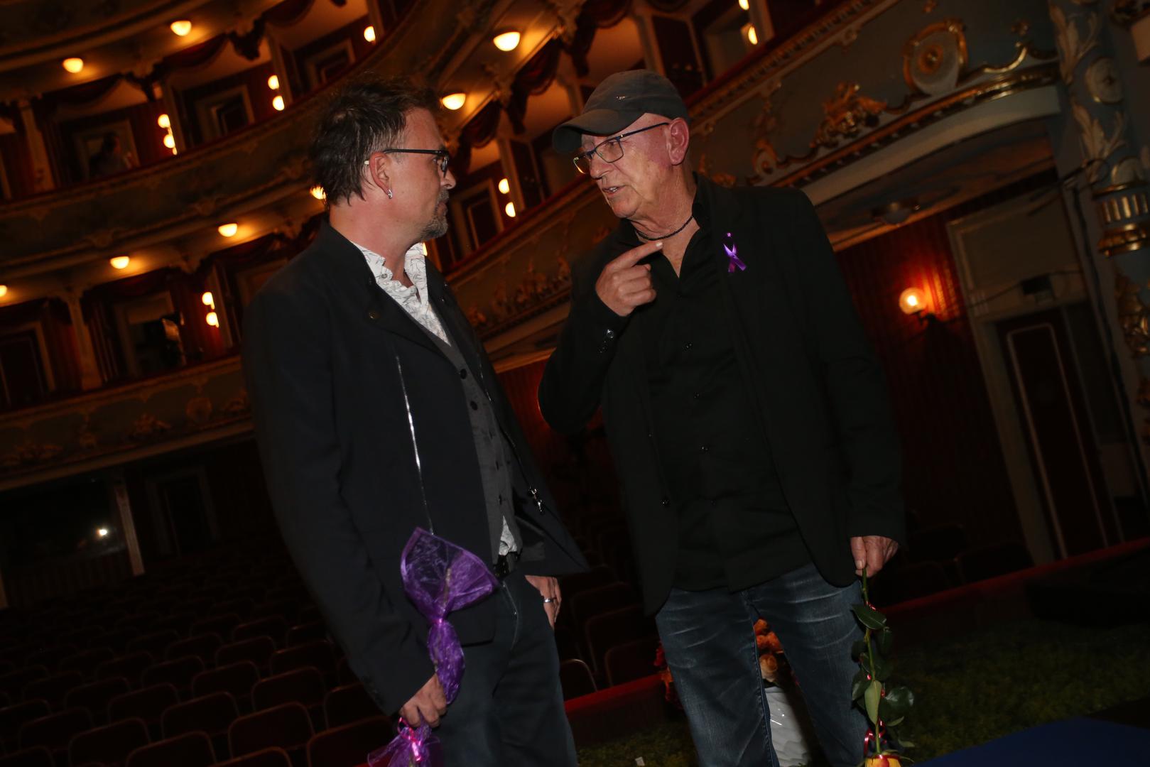 Dodala je i da se nakon njegove smrti, kad je s njihovim sinovima zbog tehničkih razloga morala "ući" na estradu, iznenadila koliko je Oliver bio izdvojen iz svih klanova, lobija i pravila tog svijeta.

