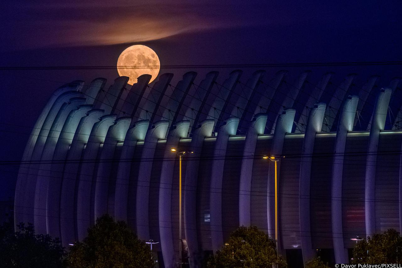 Pun mjesec iznad Zagreba