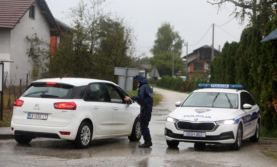 Policijski očevid nakon ubojstva u karlovačkom predgrađu Lemić Brdu 