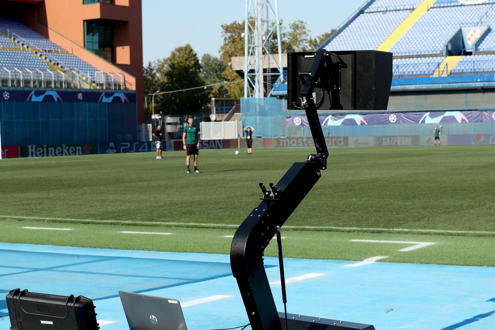 Bit će parkirani na putu od zapadne prema južnoj tribini, na C parkingu maksimirskog stadiona. Tamo su parkirana i vozila TV ekipa, a Dinamo je samo morao osigurati parking, struju i instalacije. 

