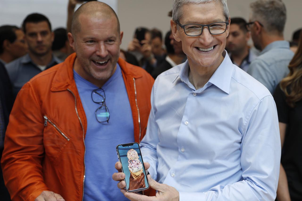 Jonathan Ive i Tim Cook iz Applea s iPhoneom X