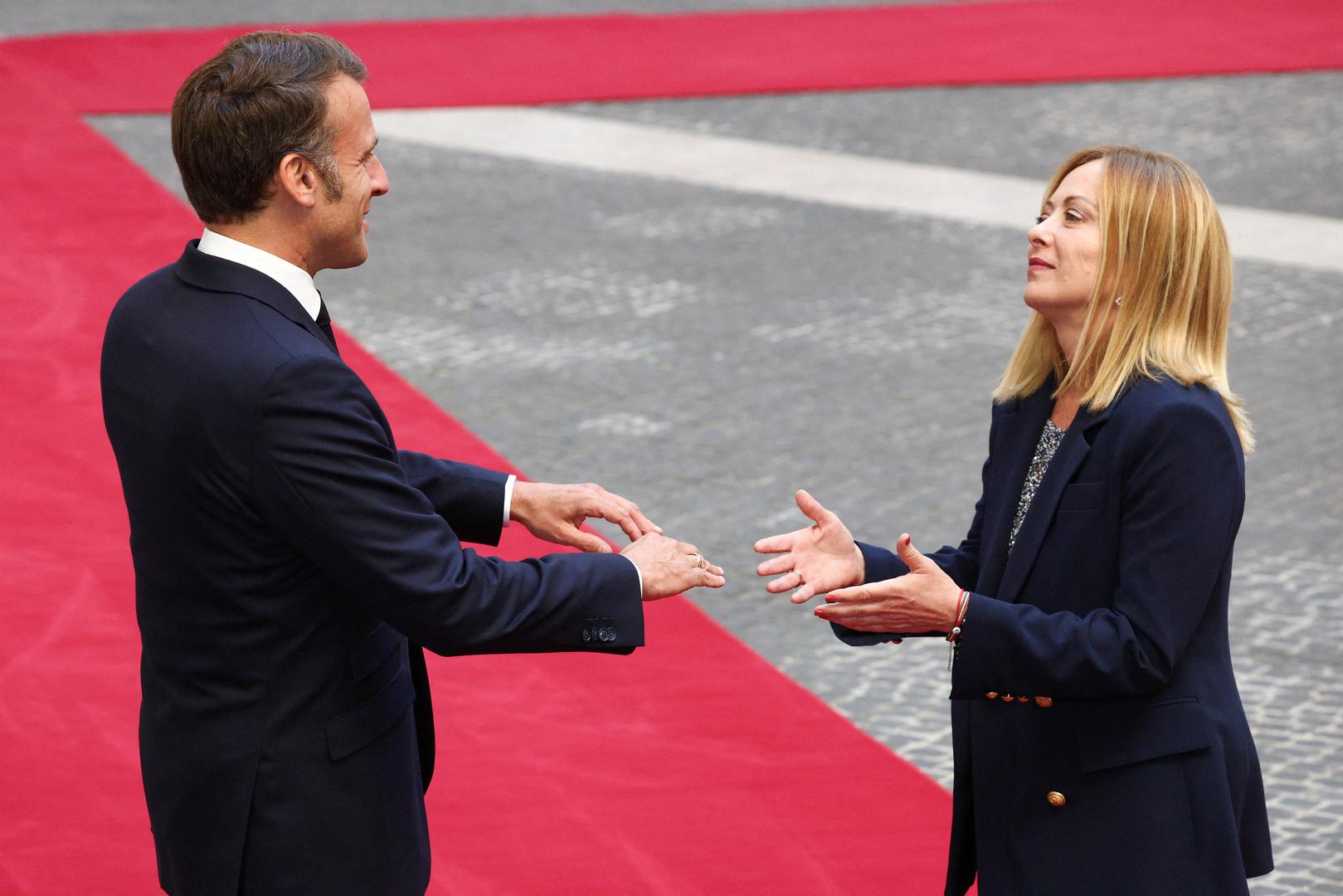 Francuski predsjednik Emmanuel Macron posjetio je talijansku premijerku Giorgiju Meloni u Rimu.