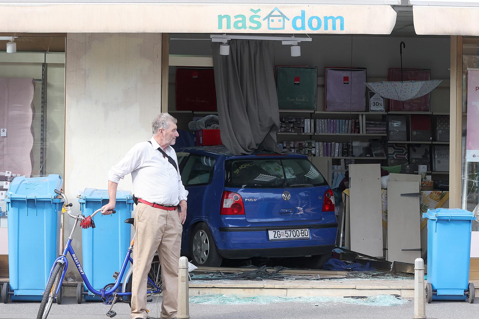 20.10.2023., Zagreb - VW Polo zagrebackih registarskih oznaka uletio u trgovinu Nas dom na zagrebackoj Ilici. Policijski ocevid je u tijeku. Photo: Goran Stanzl/PIXSELL