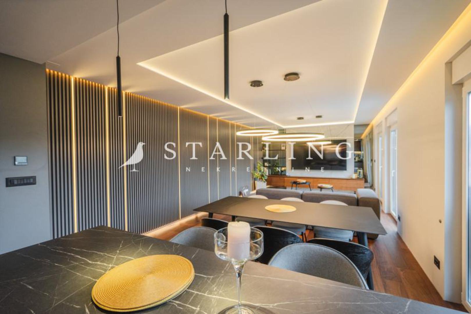 Stan se sastoji od dnevnog boravka s blagovaonskim stolom, kuhinje, dvije spavaće sobe, kupaonice s WC-om i saunom, odvojenog WC-a, ulaznog hodnika i prostranog balkona, piše u oglasu na Njuškalu