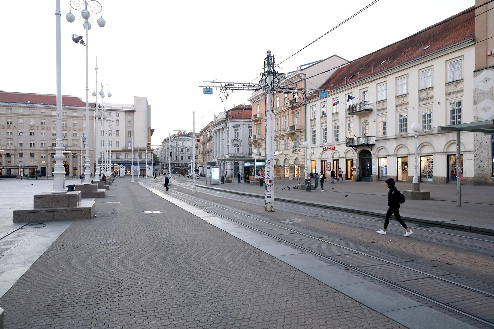 Na tračnicama se pojavio i tramvaj na liniji 17, koji je iz Remize krenuo unatoč štrajku. Tako su se među gotovo praznim stajalištima i tračnicama ipak mogla vidjeti pojedina ZET-ova vozila.
