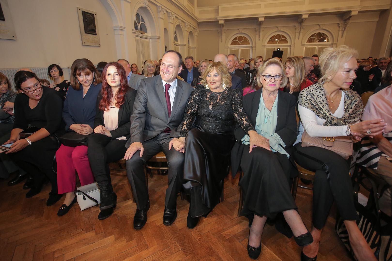 Tereza je poslije novu ljubav pronašla uz proslavljenog hrvatskog vaterpolista Ronalda Lopatnyja, za kojeg se i udala. Ni Miro nakon njihova razvoda nije ostao sam. Tijekom života ženio se četiri puta, a danas je u braku sa Sarom Ungar, koja je od njega mlađa 42 godine. Upoznali su se u Istri, a vjenčali su se 2008. godine na Havajima.