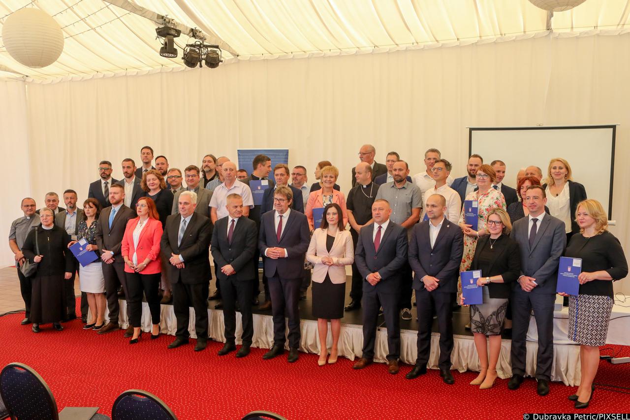 U Iloku svečano uručeni ugovori o suradnji između Hrvatske i Republike Srbije