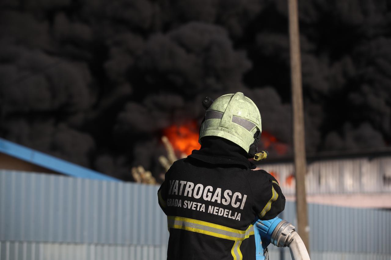 Sveta Nedelja: Požar u skladištu guma, hitne službe su na terenu