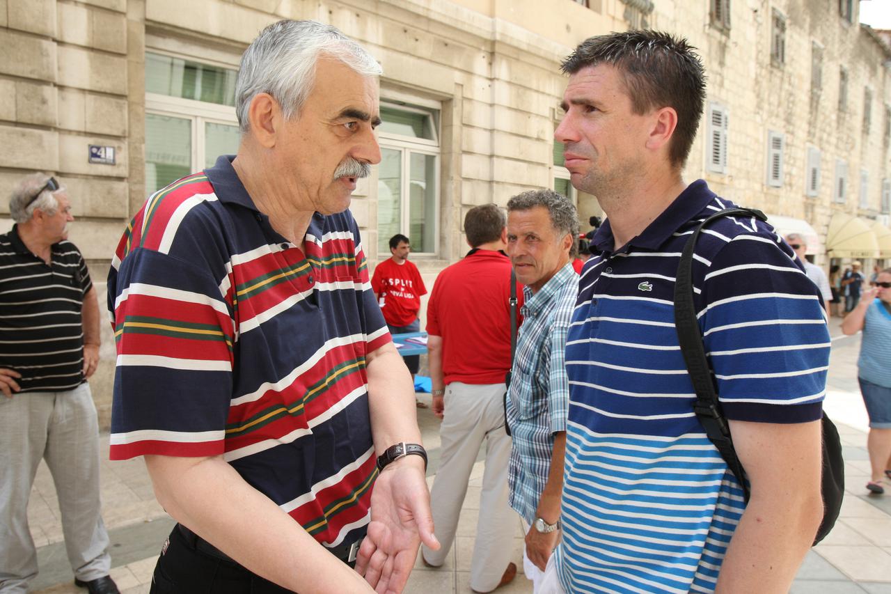 12.06.2010. Split - Medju potpisnicima peticije za referendum na lokaciji u Marmontovoj nasla se i cijela ekipa novo prvoligasa RNK Split. Ivan Katalinic i Ivica Piric u razgovoru. Photo: Ivo Cagalj/PIXSELL