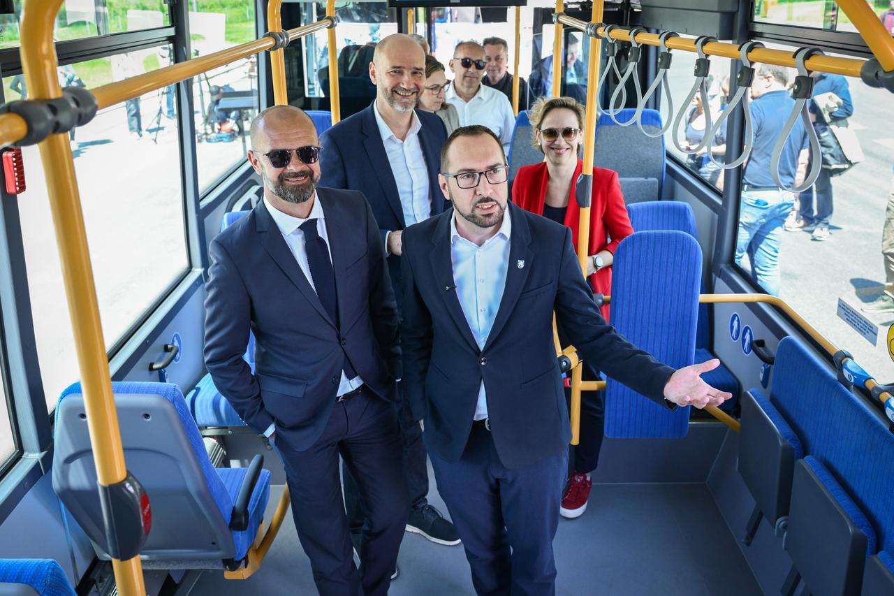 Zagreb: Gradonačelnik Tomašević sa suradnicima je predstavio novi električni autobus za Sljeme