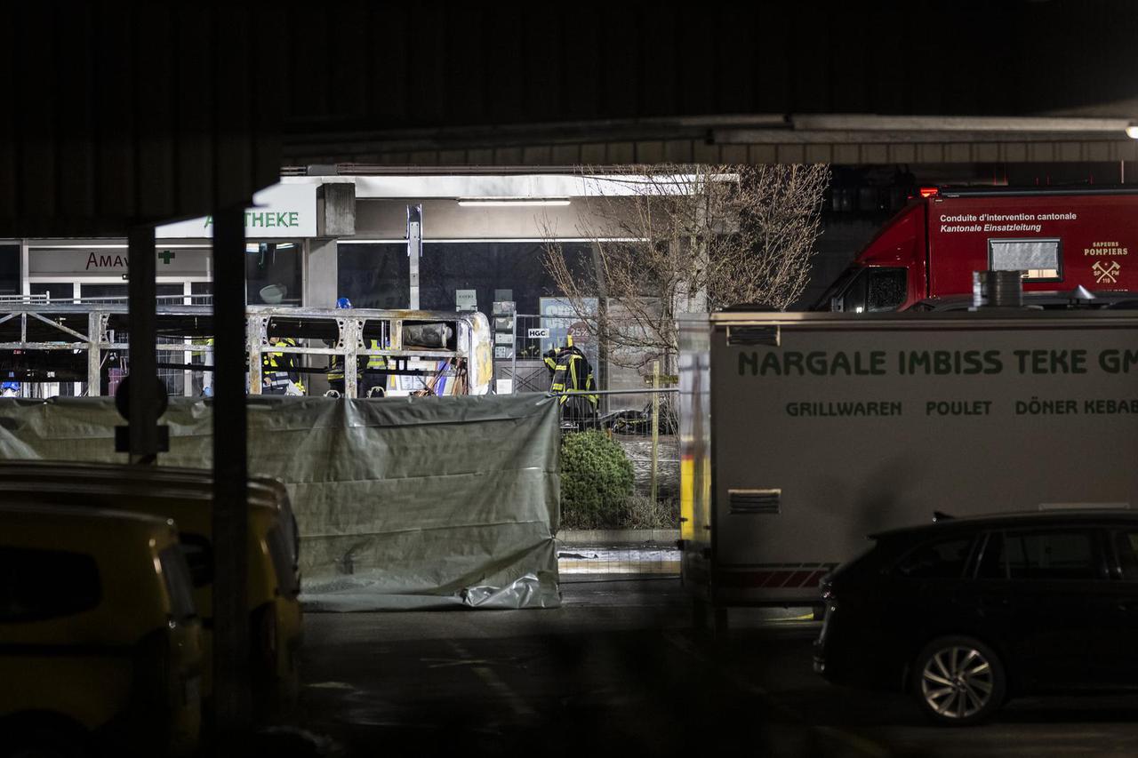 Poštanski autobus zapalio se u Švicarskoj, nekoliko ljudi poginulo i ozlijeđeno