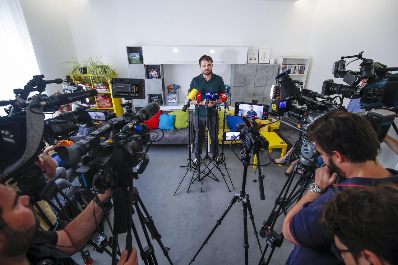 Zagreb: Konferencija za medije predsjednika udruge Dugine obitelji Daniela Martinovi?a