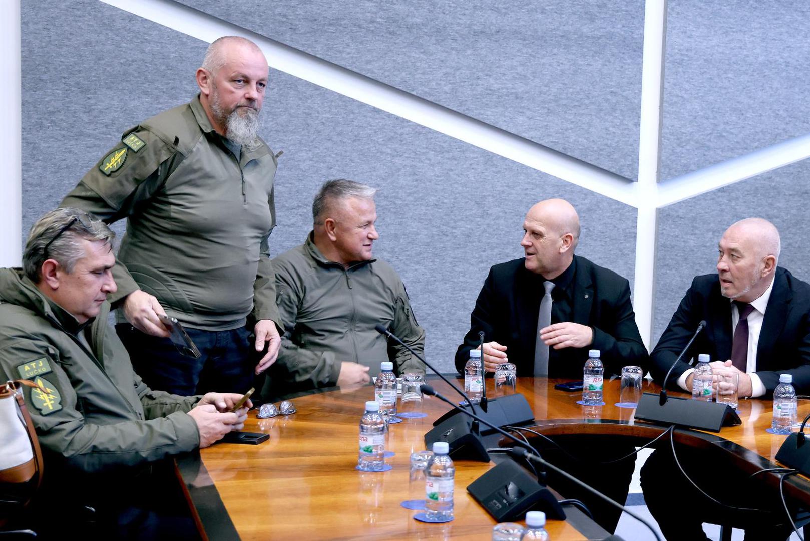 Među sudionicima okruglog stola bio je i Mijo Crnoja, nekadašnji ministar branitelja iz kratkotrajnog mandata Vlade Tihomira Oreškovića.