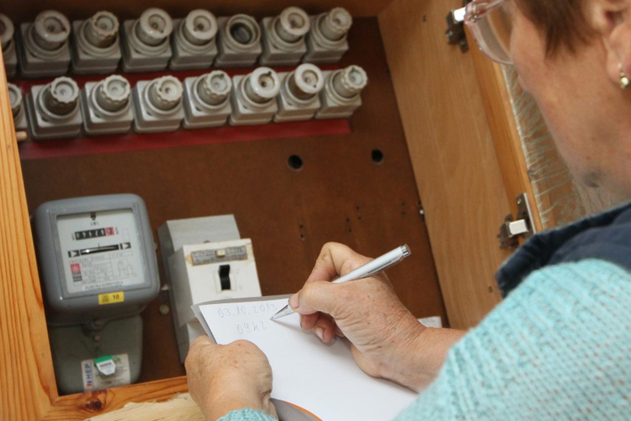 '03.10.2013., Koprivnica - Gradjani popisuju stanje brojila kako bi kod HEP-a ostvarili najavljeno pojeftinjenje struje. Photo: Marijan Susenj/PIXSELL'