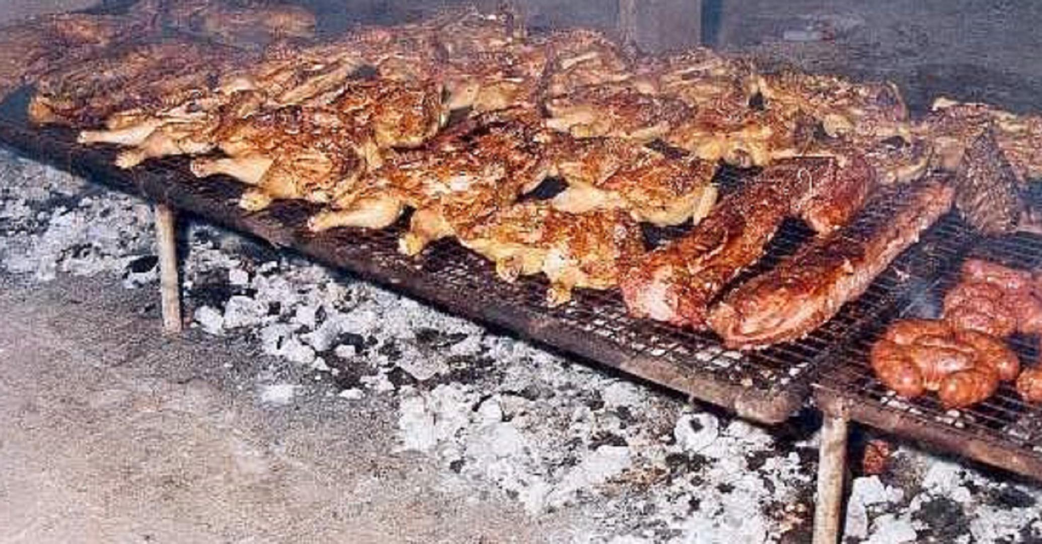 Upotrebljavajte drveni ugljen, brikete ili drvo bukve, graba ili masline.  Nemojte se koristiti papirom za potpaljivanje jer će vjetar odnijeti pepeo na namirnice koje pečete. 