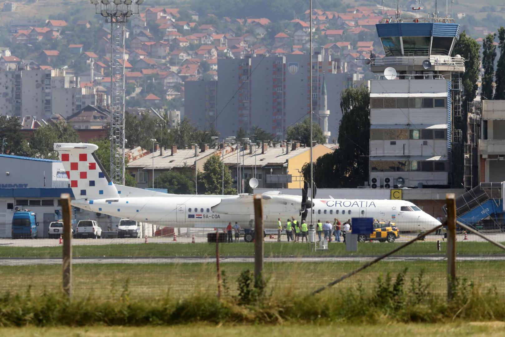 23.06.2022., Sarajevo, Bosna i Hercegovina - Avion Croatia Airlinesa koji je sinoc iz Zagreba sletio na pistu Medjunarodnog aerodroma u Sarajevu i za kojeg se sumnja da imaostecenja nastala iz vatreng oruzja. Photo: Armin Durgut/PIXSELL