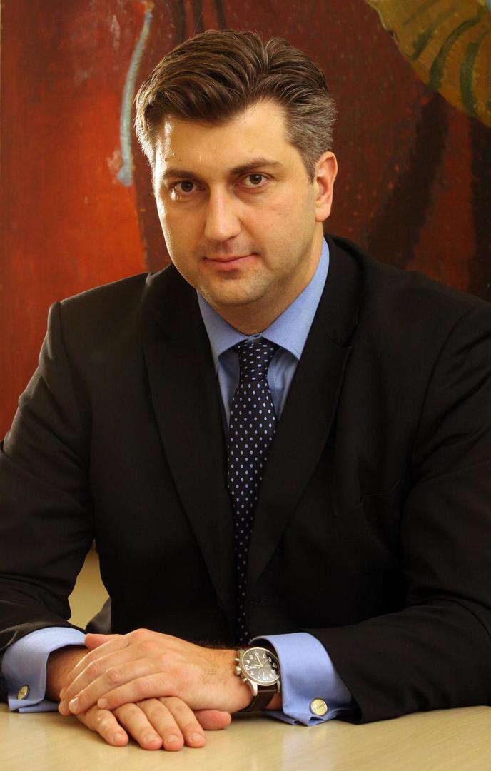 Karijeru je počeo u Ministarstvu vanjskih poslova 1994., a tri godine kasnije postaje načelnik Odjela za europske integracije