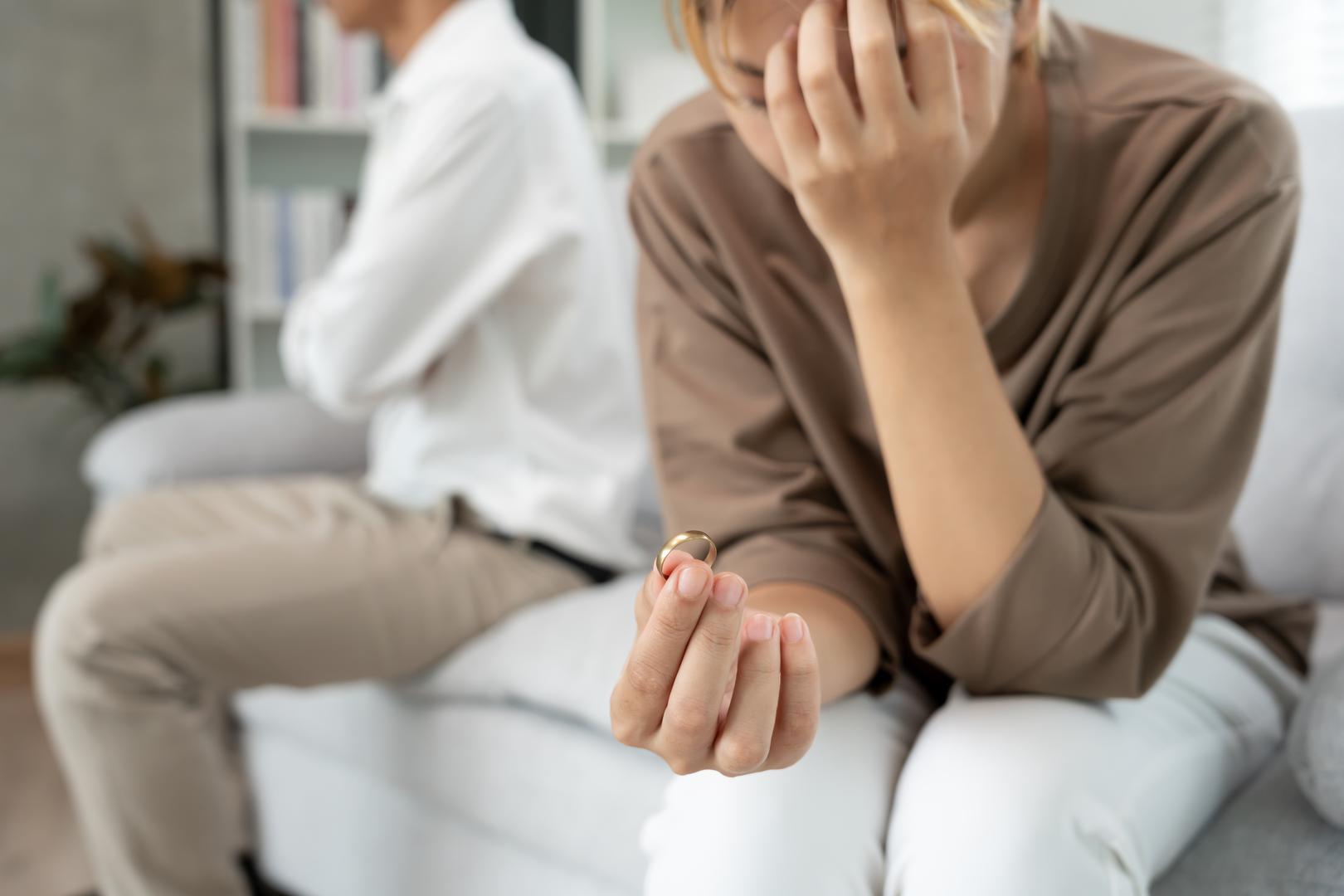 Mogu li zvijezde utjecati na bračnu sreću? Astrolozi smatraju da neki horoskopski znakovi imaju veće izazove u dugotrajnim vezama. Njihova ljubav prema slobodi, impulzivnost ili emocionalna osjetljivost mogu ih učiniti sklonijima razvodu, prenosi Bild. Pogledajte koji znakovi se najčešće suočavaju s bračnim izazovima.