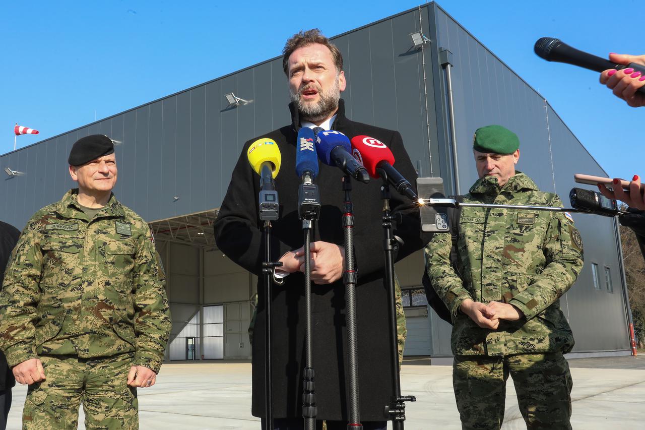 Zagreb: Ministar Banožić u Lučkom obišao radove na hangarima za helikoptere Blackhawk