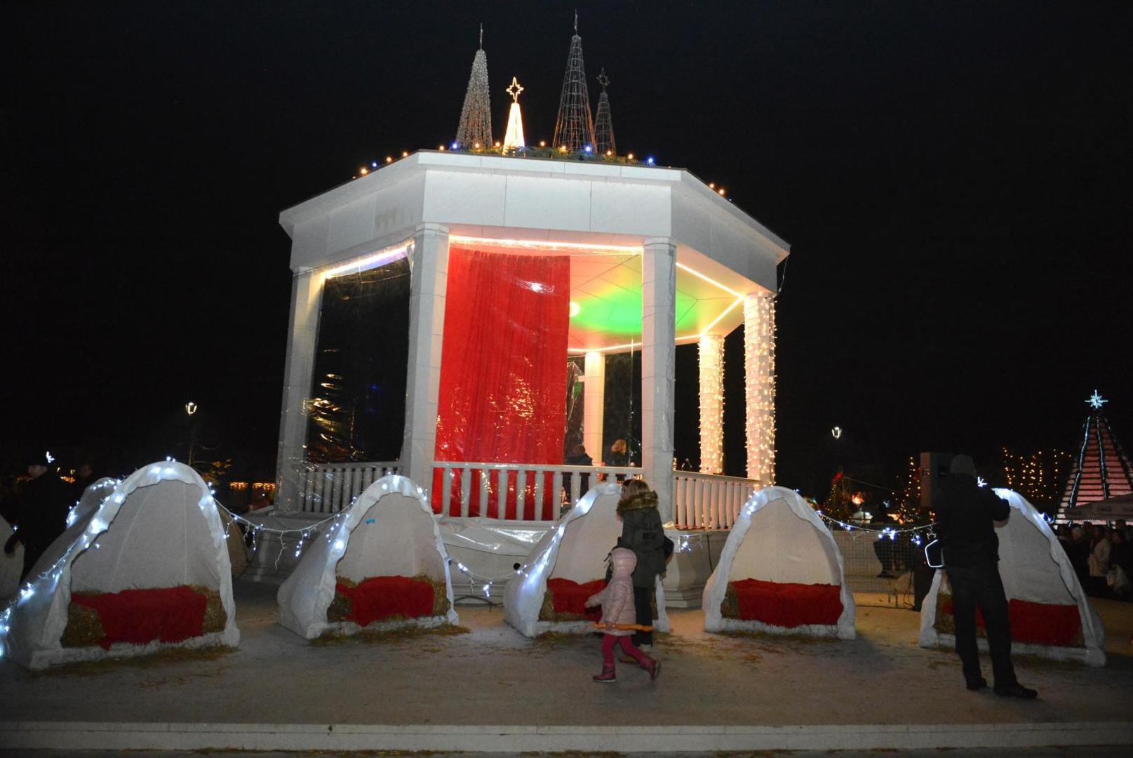 Paljenjem prve adventske svijece na paviljonu otpocela je manifestacija 'Advent u Bjelovaru', koja će trajati do 7. sijecnja 2018.

