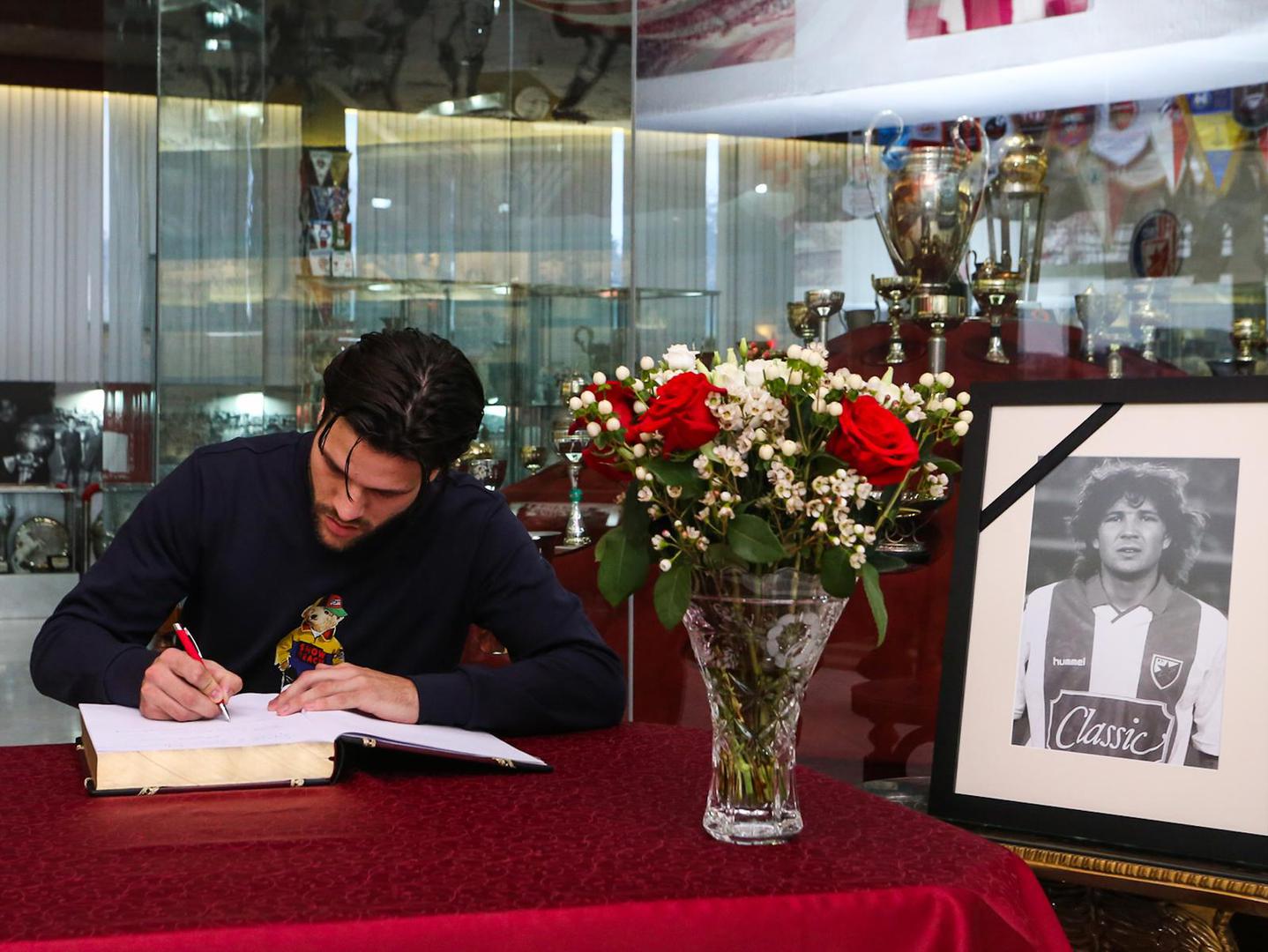 17, December, 2022, Belgrade - The book of mourning on the occasion of the death of Sinisa Mihajlovic was opened in the Red Star FC Museum.    17, decembar, 2022, Beograd - Knjiga zalosti povodom smrti Sinise Mihajlovica otvorena je u Muzeju FK Crvena zvezda.     Photo: FK Crvena zvezda/ATAImages/PIXSELL