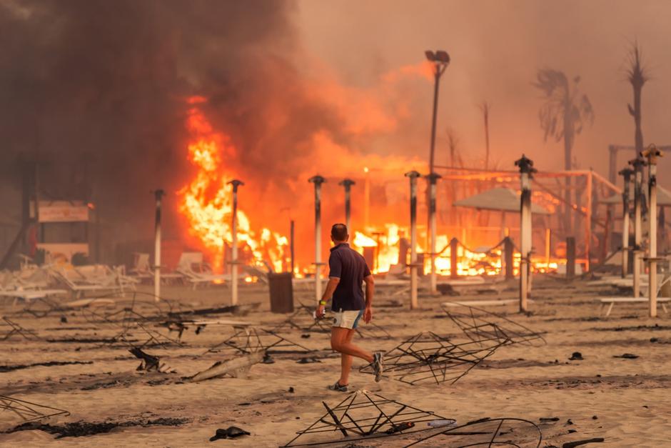 Wildfire at Le Capannine beach in Catania, Sicily