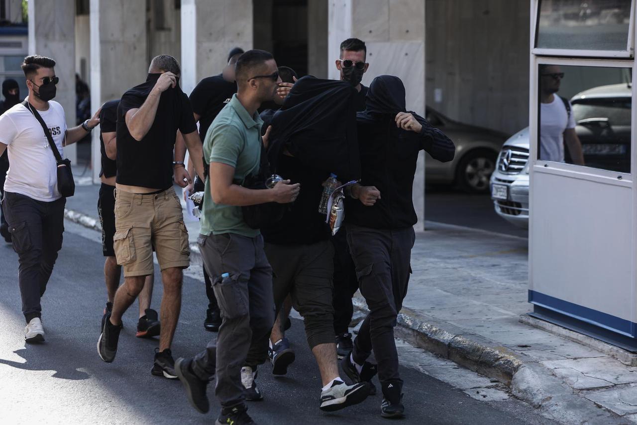 Prva skupina uhićenih navijača dovedena pred istražitelje na sud u Ateni