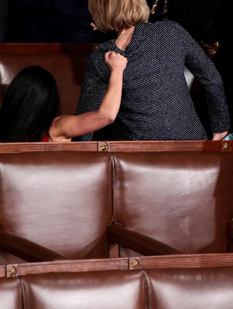 Pri padu se primila za majicu zastupnice Claudije Tenney te je povukla sa sobom. 

