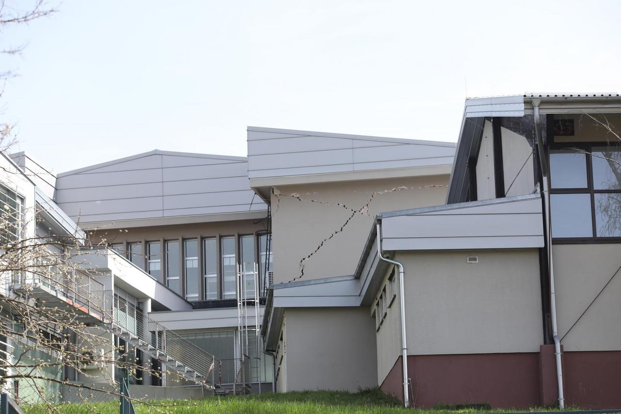 Teško oštećena osnovna škola u Vugrovcu