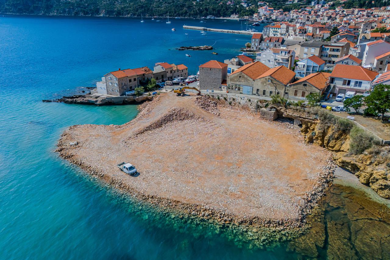 Izgradnju ribarske luke u Komiži prati mnoštvo optužbi za devastaciju okoliša zbog nekontroliranog nasipavanja