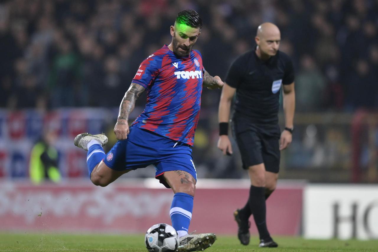 Navijači laserom s tribina ometaju Livaju tijekom utakmice protiv Gorice