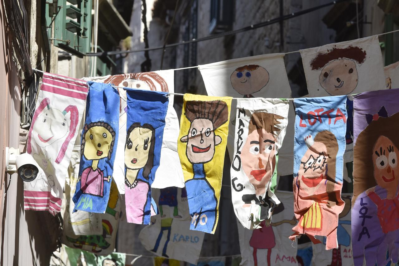 Šibenik: Grad ukrašen festivalskim zastavicama