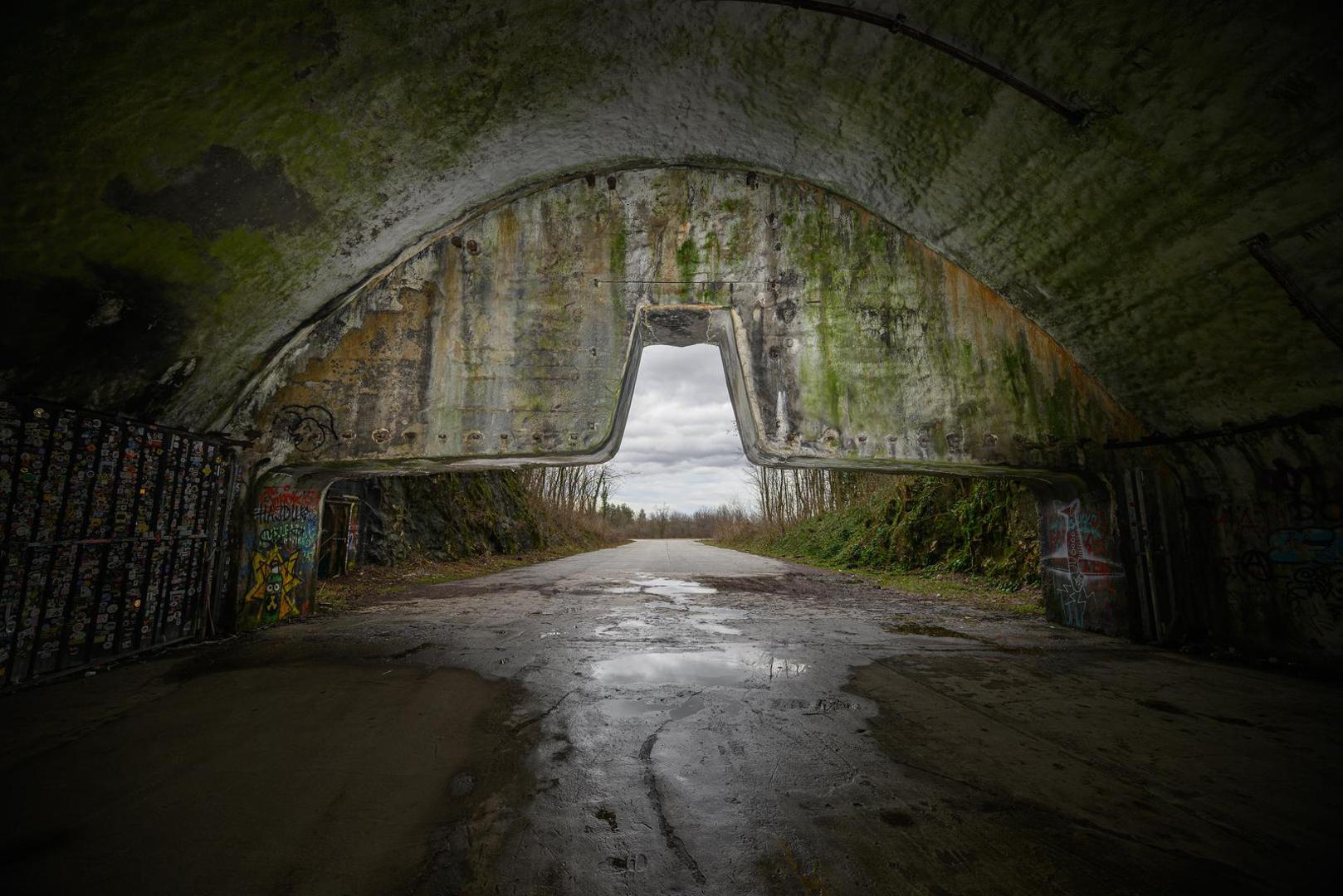 Stvorena da bude otporna na sve pa i na nuklearni napad, podzemna zrakoplovna baza u Željavi mogla bi postati centar za registraciju migranata. 

