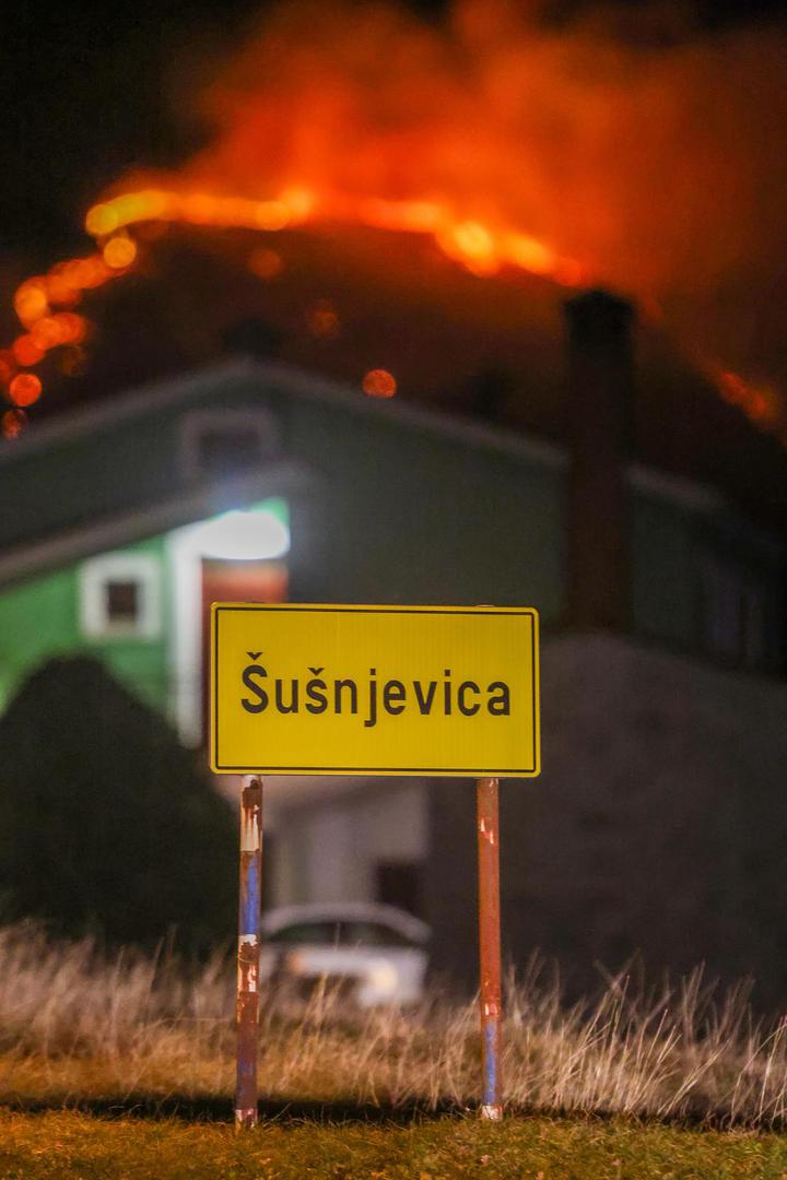 05.02.2025., Susnjevica- Danas oko 15 sati izbio je požar podno Učke, na području Kožljaka, točnije Jasenovika. Gori trava i nisko raslinje, a tamošnje kuće nisu ugrožene. Na terenu je 50 vatrogasaca s 15 vozila.  Photo: Srecko Niketic/PIXSELL