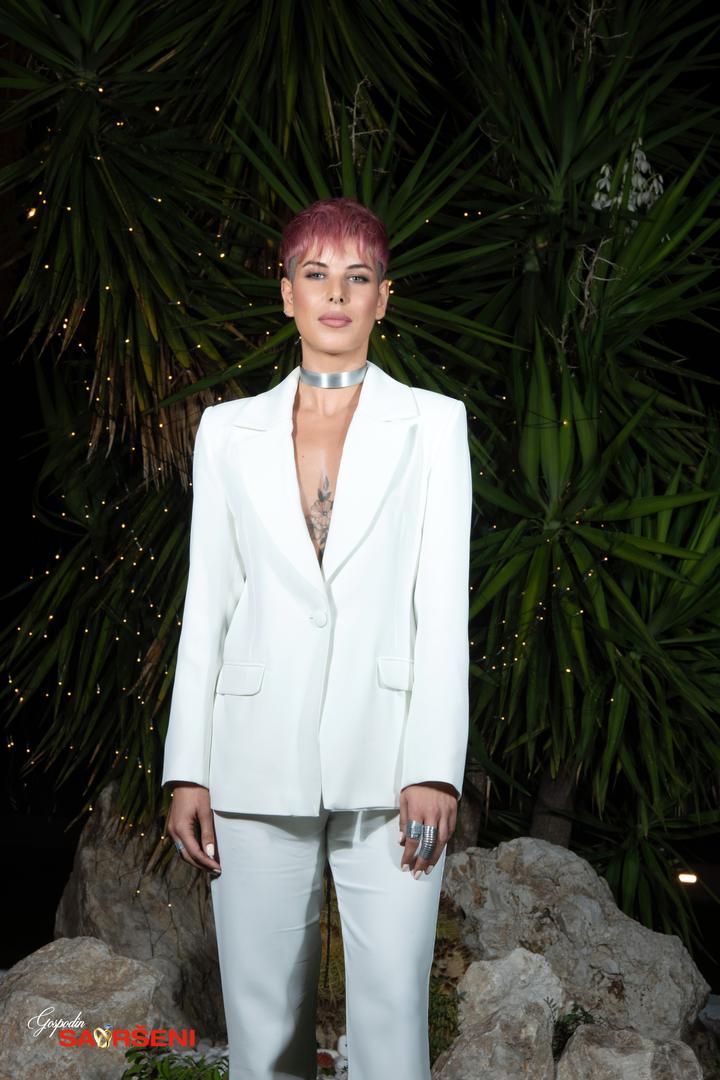 Maida (30) dolazi iz Velike Kladuše u Bosni i Hercegovini, gdje je živjela do svoje devetnaeste godine, kada je otišla u Ameriku raditi kao dadilja. Dvije godine kasnije vratila se u Sarajevo, gdje i danas živi i radi kao model, social media manager, trenerica fitnessa i grafička dizajnerica.