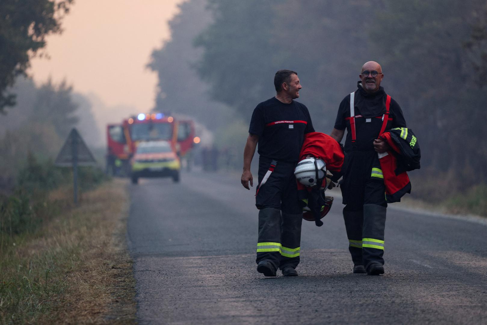 Fotografije prikazuju posljedice požara na pogođenim područjima, ali i vatrogasce koji nakon višednevne iscrpljujuće borbe s vatrom napokon imaju priliku predahnuti.