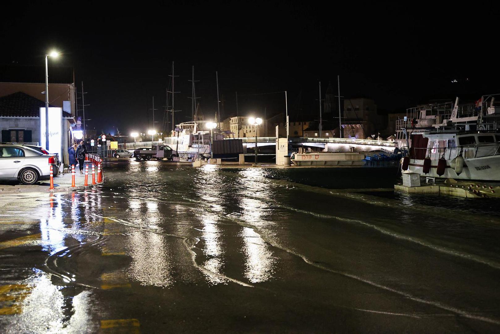 Snažno olujno jugo ponovno je zahvatilo hrvatsku obalu i izazvalo velike probleme, osobito u Kaštelima gdje se more izlijeva na obalu i potapa dijelove rive i šetnica