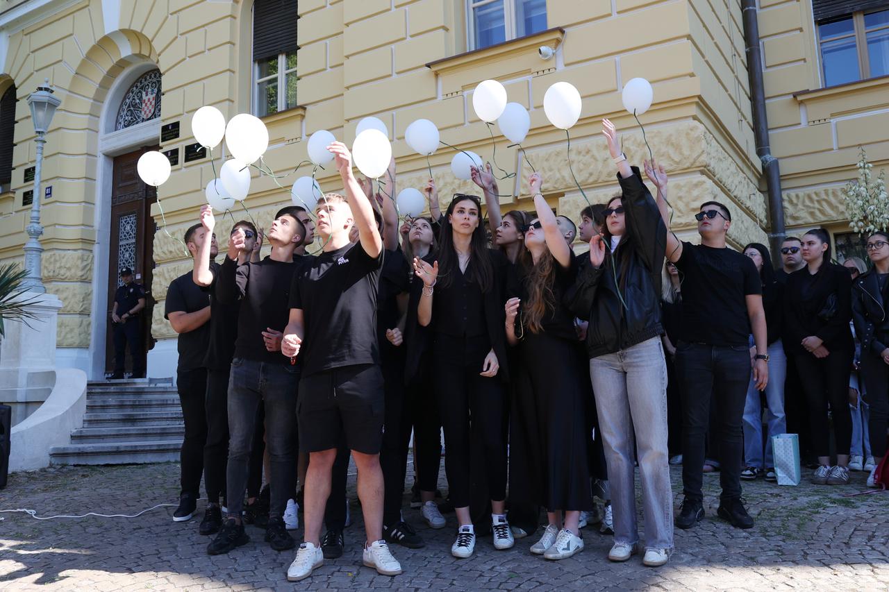 Šibenik: Šibenski  maturanti su norijadu posvetili Luki Milovcu sa 19 minuta šutnje i 19 bijelih balona