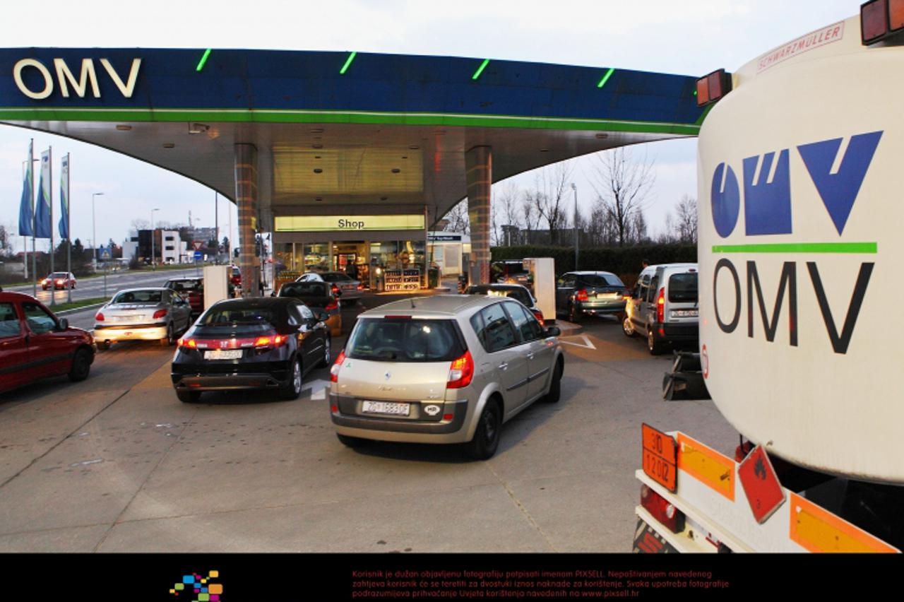'19.03.2012., Zagreb - Guzva na benzinskoj postaji OMV u staroj Velikogorickoj zbog povecanja cijena goriva od ponoci.  Photo: Tomislav Miletic/PIXSELL'