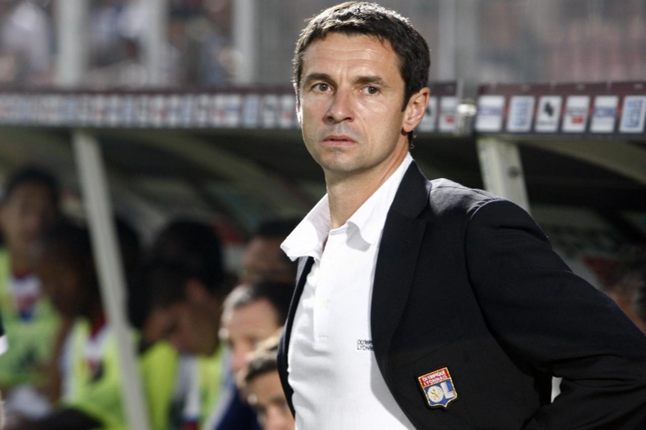 \'Lyon\'s coach Remi Garde attends the French L1 football match Nice vs Lyon, on August 6, 2011 at the Ray stadium in Nice. AFP PHOTO SEBASTIEN NOGIER\'