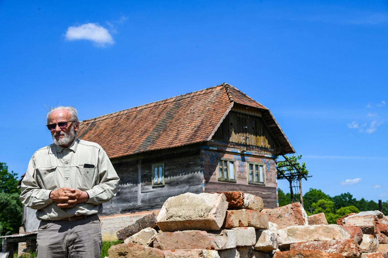 Velika Gorica: Radivoj Jovičić gradi Etno selo od cigli s dimnjaka srušenih nakon potresa