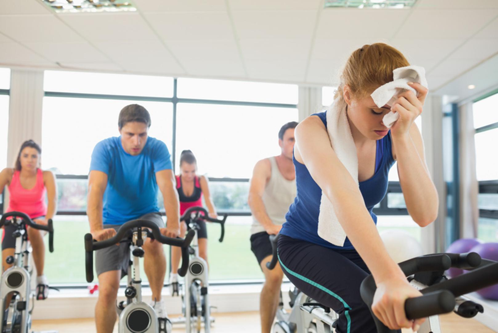 2. Manje se znojite

U studiji koja je uspoređivala skupine koje su trčale ili vozile bicikl 30 minuta u usporedbi s onima koje su to radile 60 minuta na dan, polusatna skupina izgubila je 33 posto više težine i nakon toga je poslije tijekom dana 20 posto vremena provodila aktivno. Ipak, ako volite dulje vježbanje, vježbajte više puta dnevno, ali u kraćim intervalima kako biste izbjegli ''uspavljivanje'' vlastitog metabolizma.