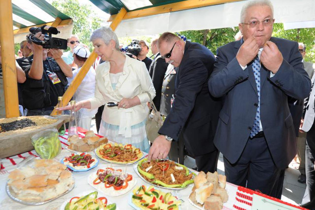 knin, štand, kosor, bebić (1)