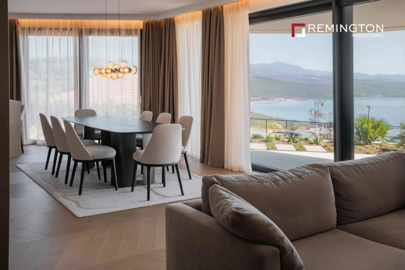 U mirnom dijelu Opatija prodaje se moderan dvosobni stan s panoramskim pogledom na more po cijeni od 858.401 eura. Stan se nalazi u završnoj fazi gradnje, a useljenje je predviđeno krajem 2026. godine.

